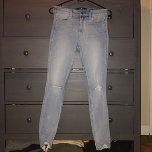 HOLLISTER HIGH RISE EXTREME STRETCH SLIT KNEE